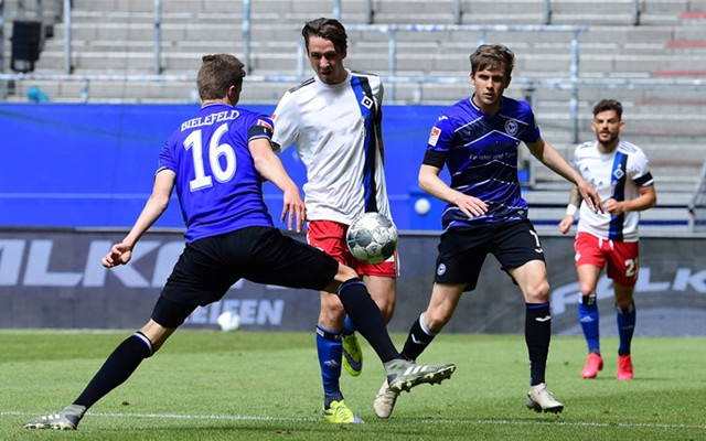 包含斯图加特主场失利，遭遇两连败的词条